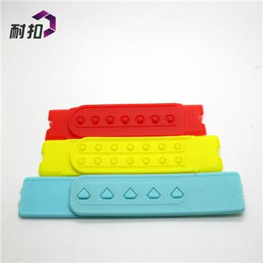 熱銷(xiāo)款七孔雙排扣 帽子配件 全新環(huán)保PE料 可定做logo